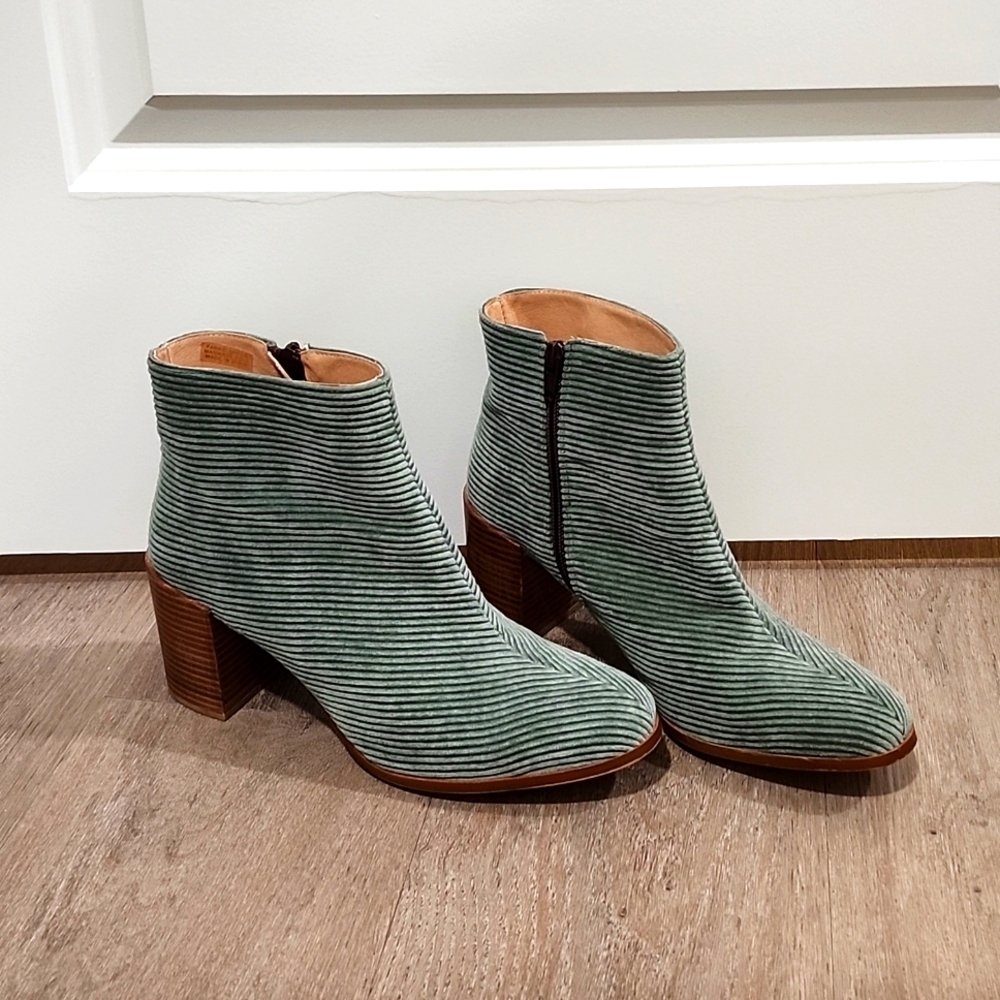 Green Corduroy block heel boots Size 40